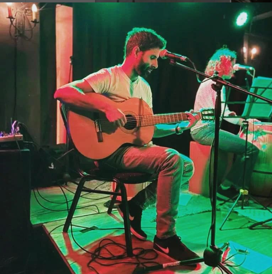 Nacho Pintos tocando en vivo